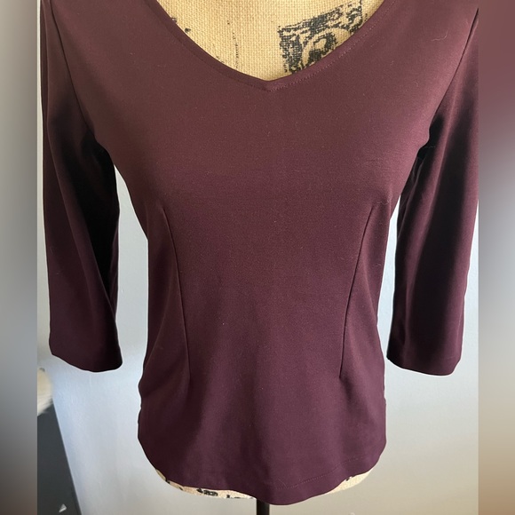 Ann Taylor burgundy, business essential top size petite - Picture 7 of 7